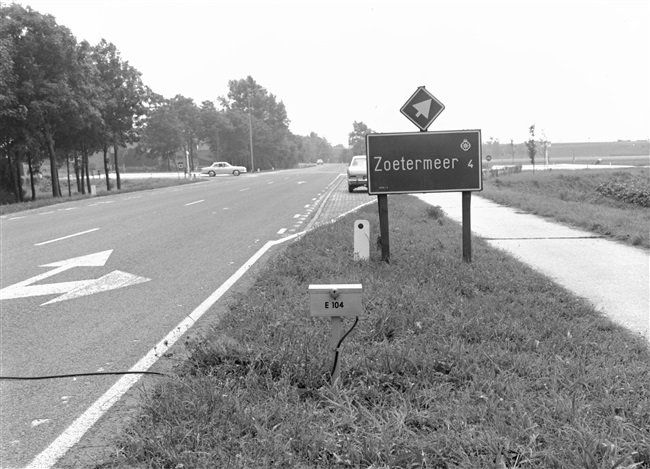 Telpunt E104. De Nieuwe Hoefweg in zuidelijke richting ter hoogte van het kruispunt Zoetermeerselaan (rechts) en de Kruisweg (links). Sinds 2007 gemeente Lansingerland.