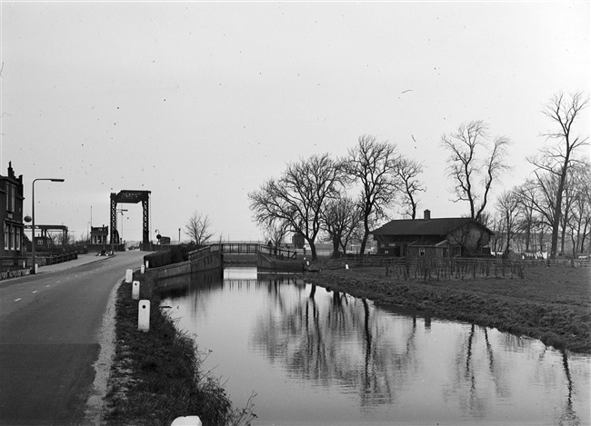 De voormalige Lammebrug over het Rijn-Schiekanaal, tussen Leiden en Zoeterwoude. In 1959 is de brug gesloopt en vervangen door een grotere verkeersbrug. Rechts het Jagershuis.
