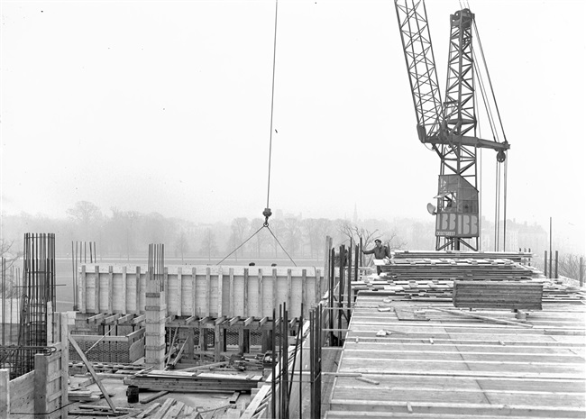 Bouw van trappenhuis provinciehuis in Den Haag, 1960