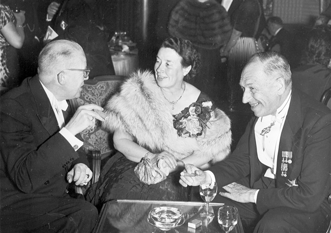 De commissaris van de Koningin de heer Kesper (rechts) met zijn vrouw.