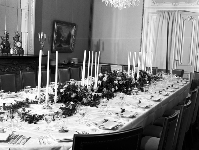Een gedekte tafel voor een diner met het Provinciaal Bestuur en gezanten, in het gebouw aan het Korte Voorhout 1. In dit gebouw was het Provinciaal Bestuur van Zuid-Holland gehuisvest.