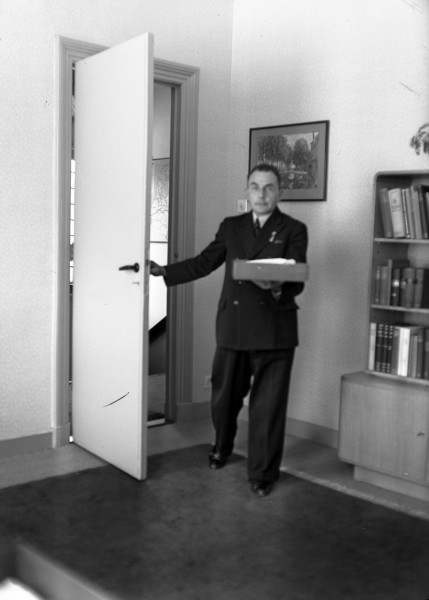 Bode J.A.M. van Eijk met documenten voor ir. L.T. van der Wal, directeur-hoofdingenieur van de Provinciale Waterstaat. De foto is waarschijnlijk gemaakt tussen 1950 en 1952.