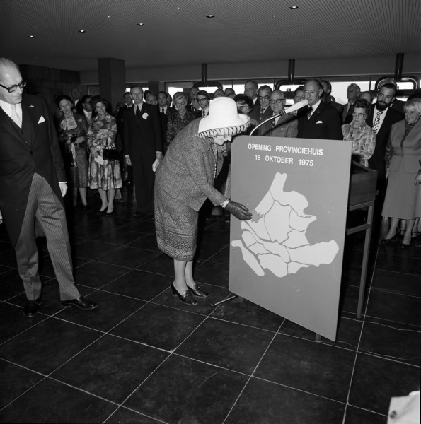 Koningin Juliana opent in 1975 het provinciehuis in Den Haag