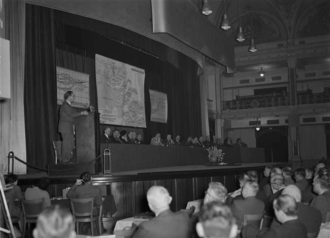 J.L. Klein spreekt op de Deltadag in het Kurhaus, 1956