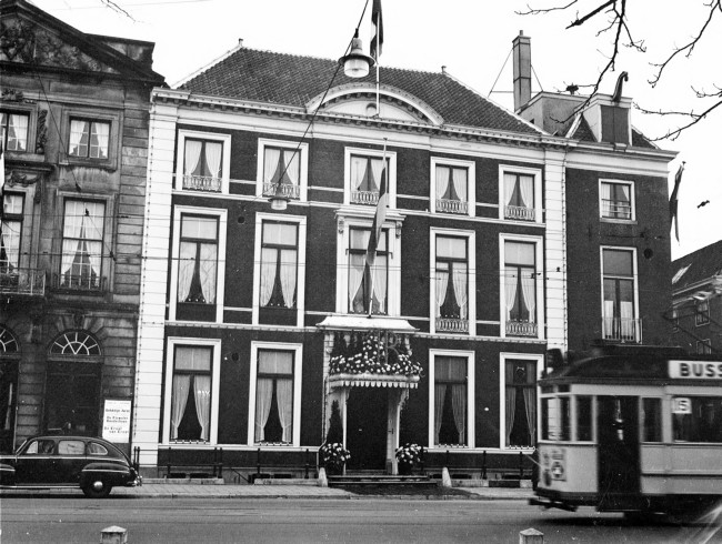 Korte Voorhout 1. Vanaf juni 1945 waren in dit pand de werkkamers van de commissaris van de Koningin, de leden van de Gedeputeerde Staten, de griffier en enkele vergaderzalen.