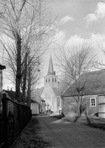 Kerk en woningen aan Het Woudt in 't Woudt, 1960
