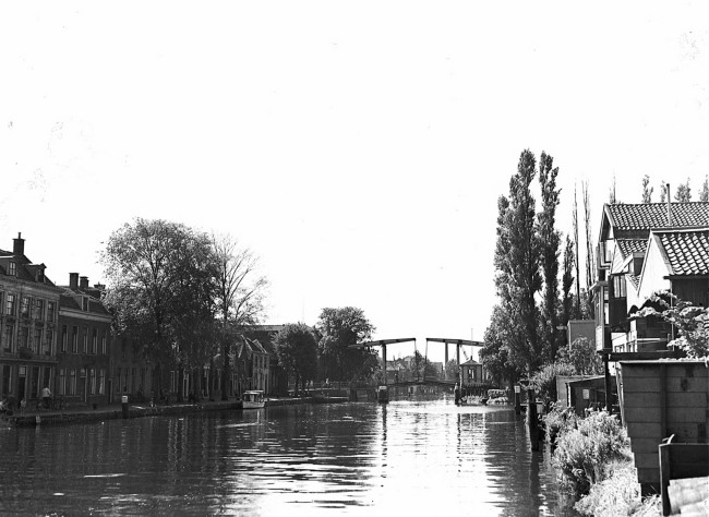 De Alphense brug over de Oude Rijn. De dubbele ophaalbrug (of klapbrug) is in 1955 vervangen door een elektrische ophaalbrug.