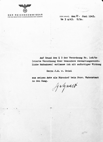 Ontslagbrief van de heer J.M. van Driel. Van Driel was bouwkundige-bureauchef bij de Provinciale Waterstaat tijdens de Duitse bezetting van Nederland. De brief is getekend Seyss-Inquart, 17 juni 1943.