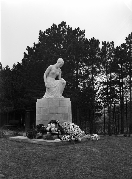 Oorlogsmonument, Oude Zeeweg/hoek Rembrandtweg in Noordwijk. De Haagse beeldhouwster Corinne Franzen-Heslenfeld (1903-1989) heeft dit beeld gemaakt. In Noordwijk is het monument bekend onder de naam 'Blote Mina'. Deze foto is gemaakt op 15 november 1952 na de onthulling van het gedenkteken.