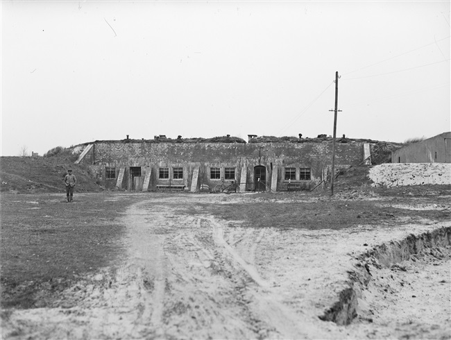Bunkerwoningen in de duinen tussen Oostvoorne en Rockanje. Na de Tweede Wereldoorlog werd deze voormalige Duitse bunker gebruikt als woning.