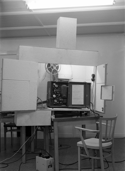 Geluid wordt op een filmband gezet. De Fotografische afdeling van de provincie Zuid-Holland was tijdelijk gevestigd in een pand aan de Riouwstraat. De foto is gemaakt rond 1960.