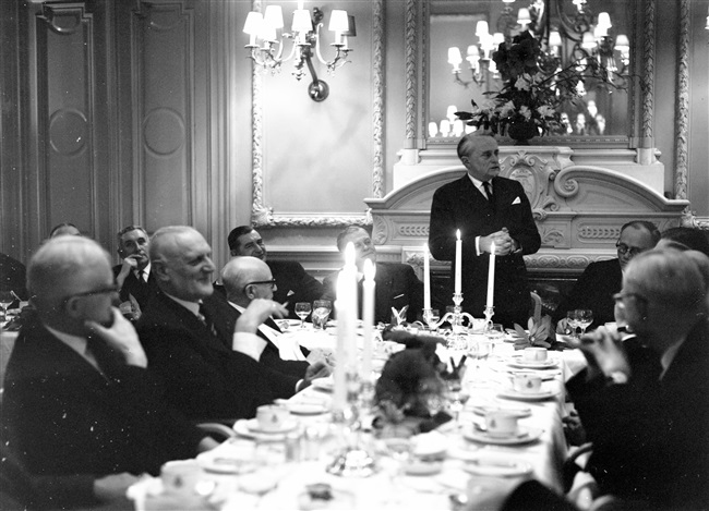 Jan Klaasesz, commissaris van de Koningin, spreekt bij een diner in Hotel Des Indes. Eerder die dag was de 100e vergadering van het Interprovinciaal Overleg (IPO) in het provinciehuis.