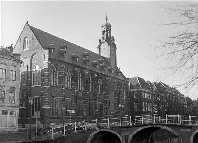 Het academiegebouw van de Universiteit Leiden met de Nonnenbrug, aan het Rapenburg. Het gebouw is een voormalige kloosterkapel.