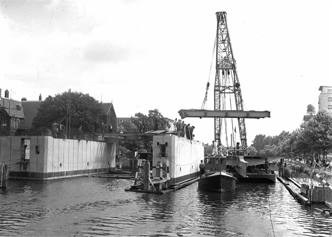 Kraan plaatst bovenbouw Sint Sebastiaansbrug in Delft, 1960