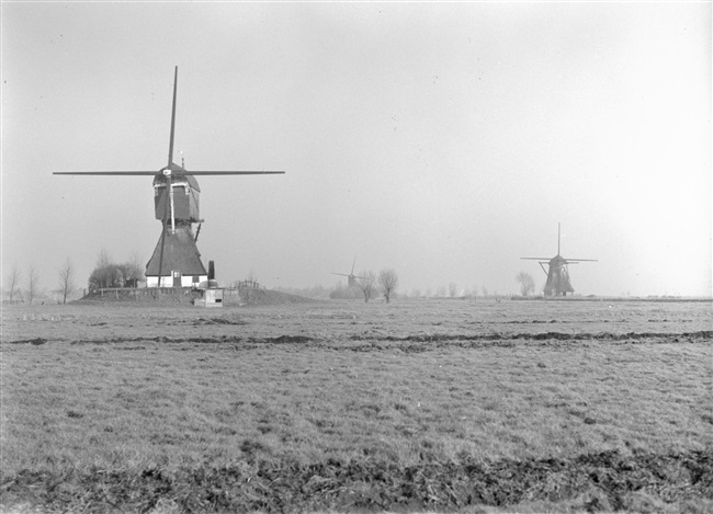 Links een sluismolen met een vierkante ondertoren