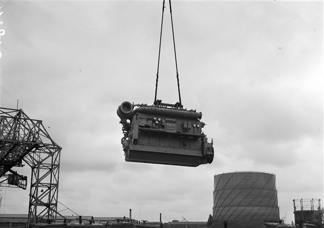 Een machine wordt geplaatst in de veerboot Haringvliet.