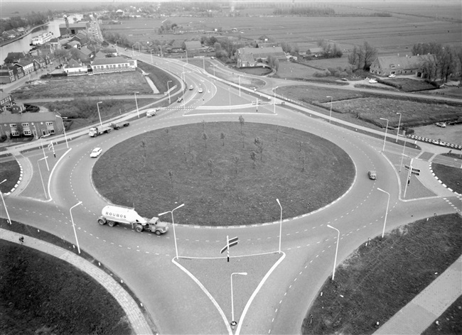 Rotonde Gouwsluis. Links de Oostkanaalweg en rechts de Boskoopseweg (huidige N207). Rechtdoor de Steekterweg richting Zwammerdam en Bodegraven.