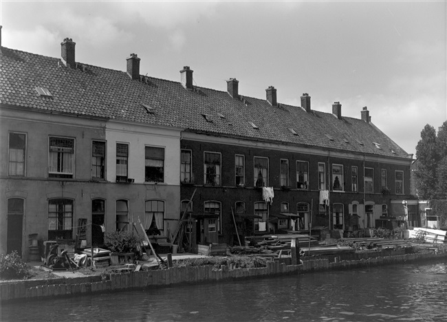 Oeververnieuwing bij woningen gelegen aan de Oosterstraat. De woningen zijn in de zestiger jaren door nieuwbouw vervangen.