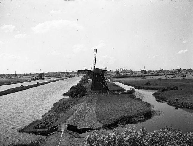 De molens van Kinderdijk in de polders van de Alblasserwaard. De foto is gemaakt vanuit molen nr. 8 van de Overwaard.