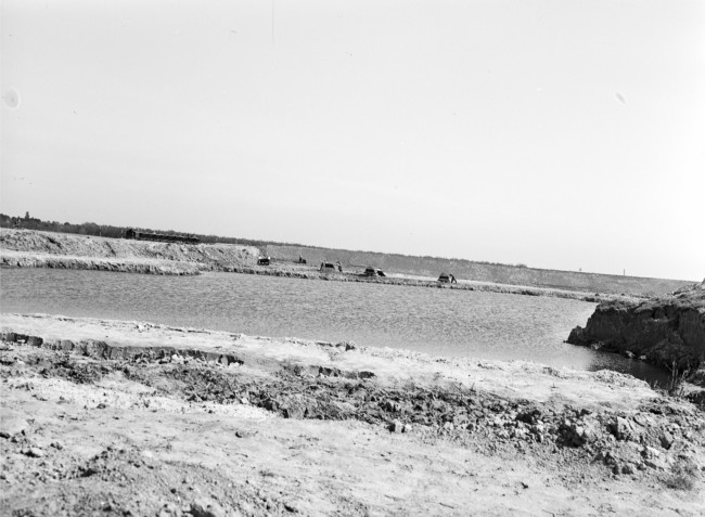 Dijkherstel bij Elftplaat, na de watersnoodramp van 1 februari 1953.