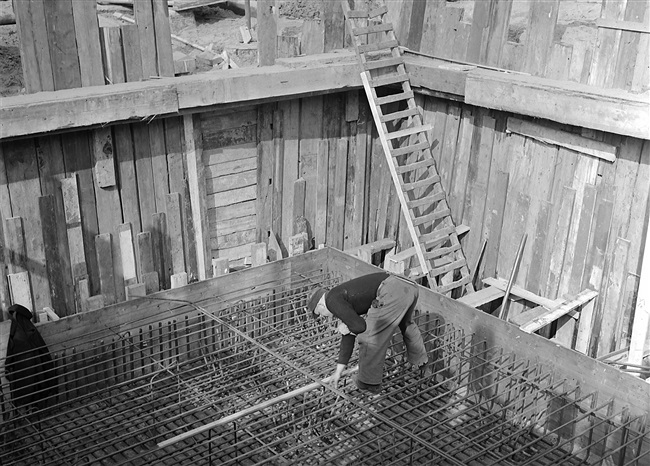 De vloerwapening van het trappenhuis wordt opgemeten, van het in aanbouw zijnde provinciehuis.