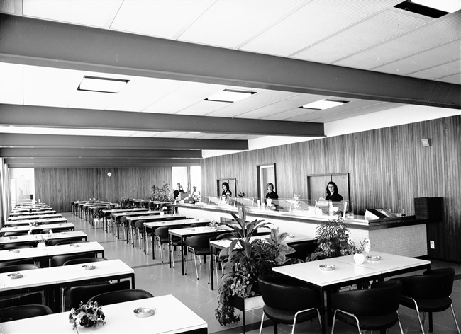 De kantine op de negende etage van het provinciehuis. Na 1995 is dit gebouw aan de Koningskade vervangen door nieuwbouw.