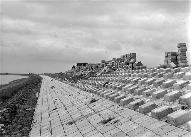 De Oudenhoornse Zeedijk wordt versterkt met een diaboolglooiing van vierkante betonblokken.
