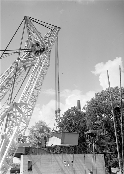 Kraan plaatst bovenbouw Sint Sebastiaansbrug in Delft, 1960