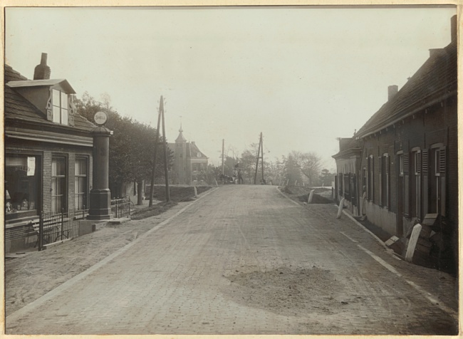 De verbeterde provinciale weg in Nieuwesluis, 1931