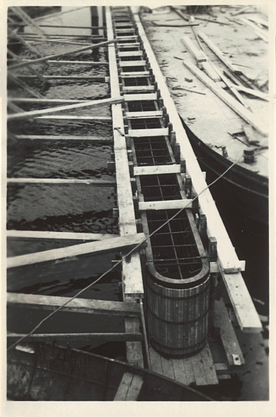 Pijlerbouw Hooghkamerbrug tussen Leiden en Voorschoten, 1947