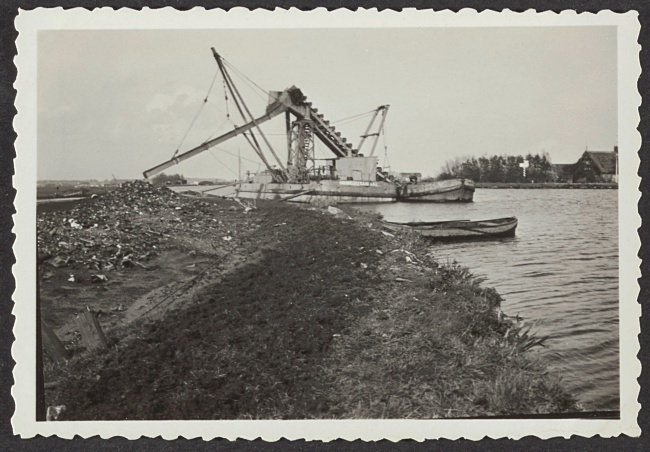 Een elevator lost bagger uit de Zijl in Leiderdorp, 1935