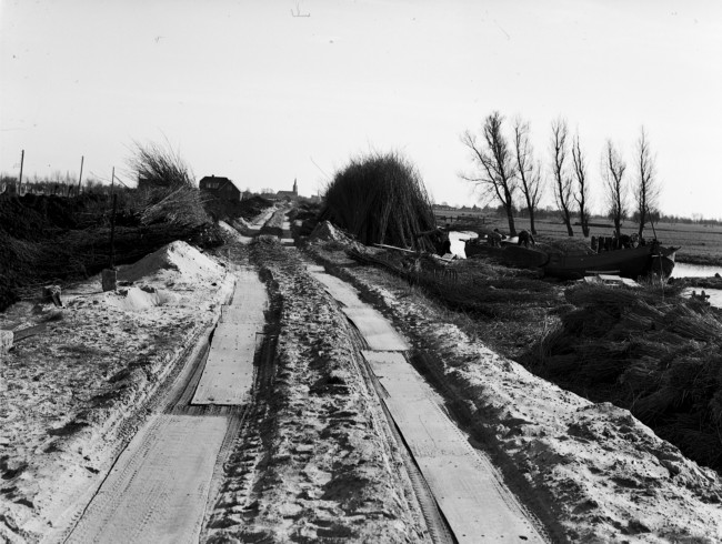 Over een oude trambaan wordt zand vervoerd voor de wegaanleg tussen Gouda en Stolwijk.