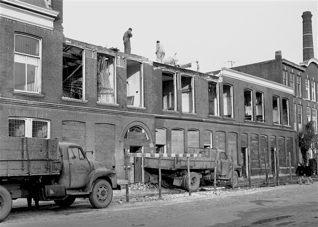 Woningen gesloopt voor Sint Sebastiaansbrug in Delft, 1960