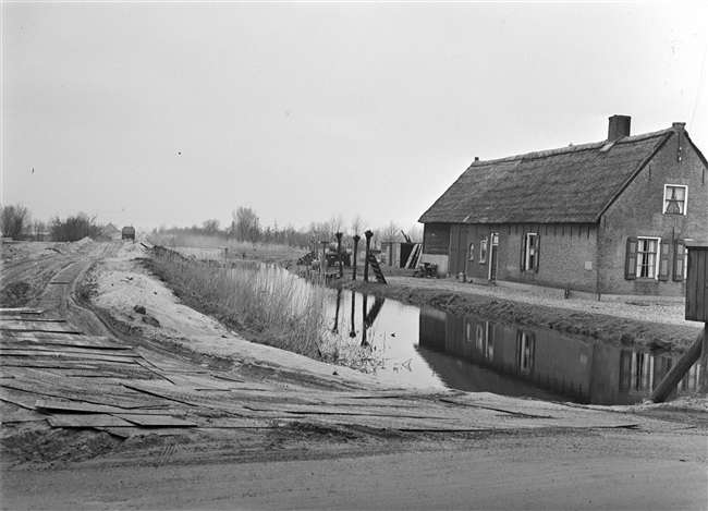 Aanleg van de (drijvende) weg nr. 29 tussen Gouda, Stolwijk en Bergstoepseveer, door de Provinciale Waterstaat in Zuid-Holland.