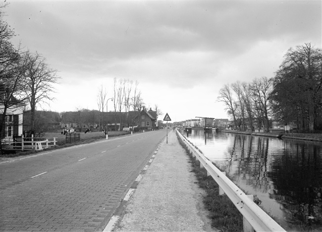 De Westvlietweg langs het Rijn-Schiekanaal, beter bekend als de Vliet. Rechts in de verte de Nieuwe Tolbrug.