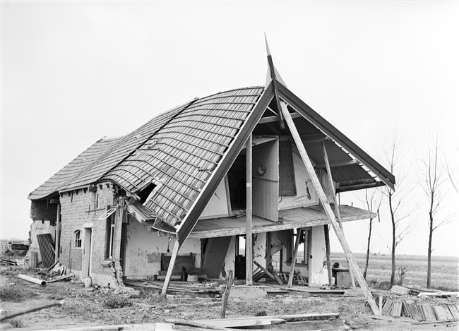 Een beschadigde woning ten noorden van Oude-Tonge, na de watersnoodramp van 1953.