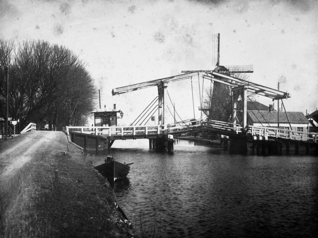 De Aardammerbrug over het Aarkanaal en korenmolen De Vlinder. Deze dubbele ophaalbrug aan de Westkanaalweg deed dienst tot ongeveer 1922. De ronde stenen stellingmolen is vermoedelijk uit 1847. De overgebleven molenromp is rond 1977 gesloopt.