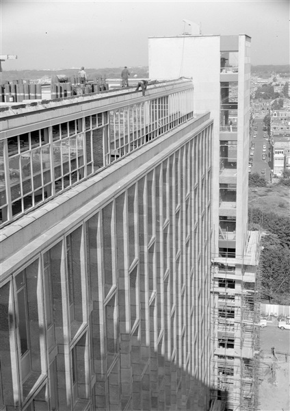 De gemonteerde grijze natuursteen basaltlava aan de gevel van de hoogbouw van het nieuwe provinciehuis.