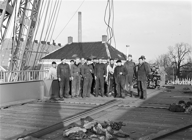 Groepsfoto van de monteurs bij de bouw van de 's-Molenaarsbrug over de Heimanswetering.