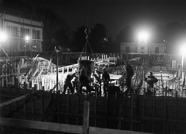 's Nachts worden de kelderwanden gestort van het nieuwe provinciehuis aan de Koningskade.