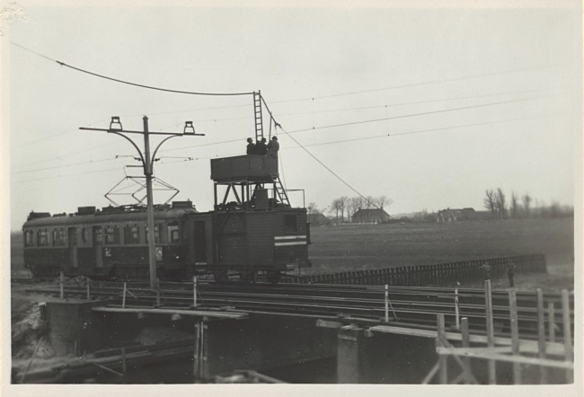 Bouw van Hooghkamerbrug tussen Leiden en Voorschoten, 1947