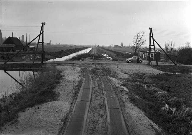 Aanleg van de (drijvende) weg nr. 29 tussen Gouda, Stolwijk en Bergstoepseveer, door de Provinciale Waterstaat in Zuid-Holland.