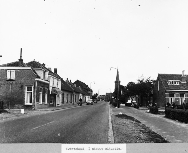De Kerkstraat, de vroegere Broekweg, met een nieuwe verharde weg. Rechts de St. Andreaskerk. De foto is gemaakt tussen 1946 en 1960.