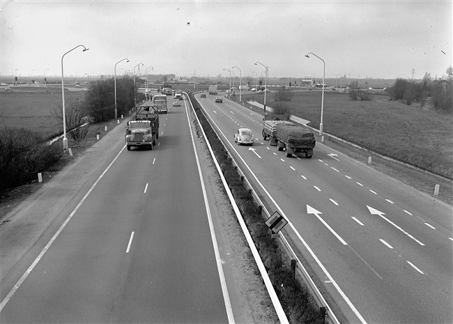 Verkeersdrukte bij het knooppunt Oudenrijn, 1964