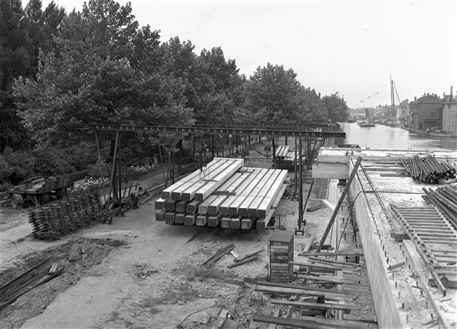 Heipalen voor bouw van Sint Sebastiaansbrug in Delft, 1961