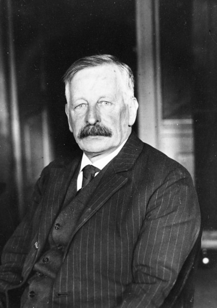 Johannes Marcus Willem van Elzelingen. Van Elzelingen was hoofdingenieur bij de Provinciale Waterstaat in Zuid-Holland van 1908 tot 1927. Deze foto is gemaakt rond 1925.