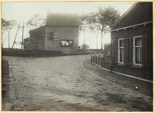 Oprit in de verbeterde weg in Simonshaven, 1931