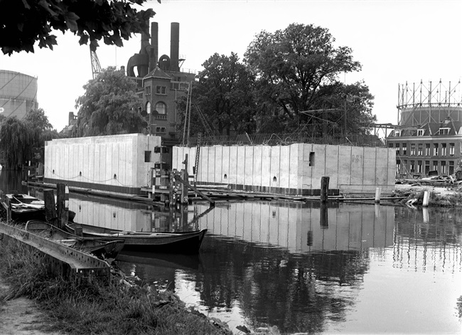 Bouw van de eerste St. Sebastiaansbrug over het Rijn-Schiekanaal. De basculebrug verbindt de oude binnenstad van Delft met de TU-wijk. Op de achtergrond de gasfabriek die later is gesloopt.