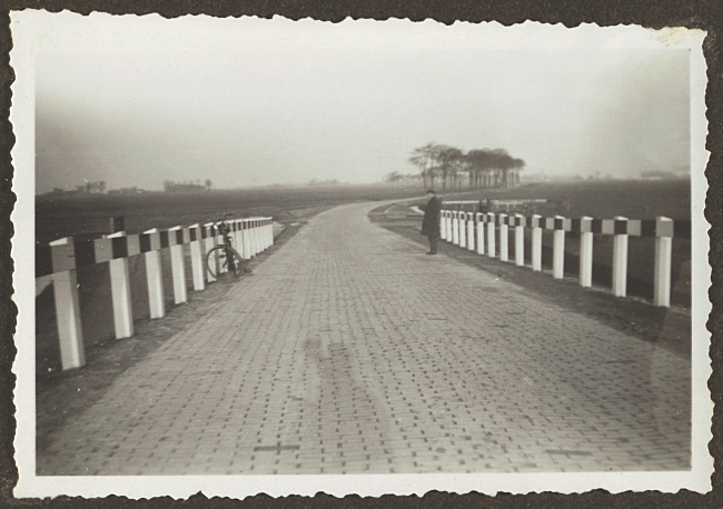 Klinkerbestrating bij de Dwarswetering bij leiderdorp, 1931