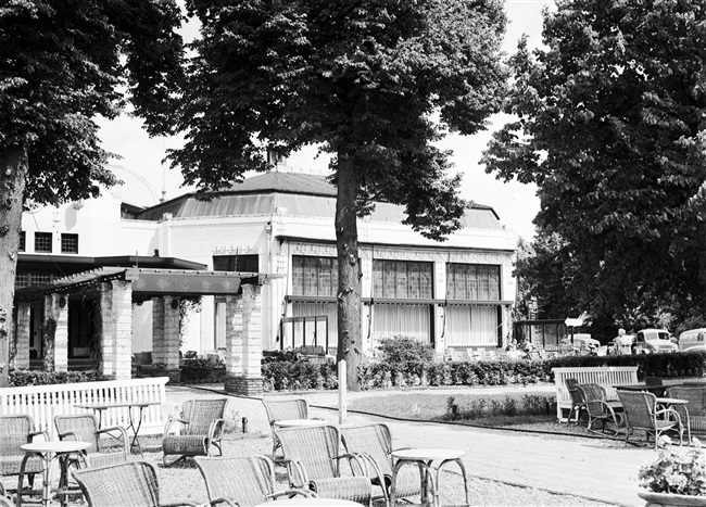 Het restaurant van de voormalige Haagsche Dierentuin. De dierentuin was gevestigd op de hoek van de huidige Zuid-Hollandlaan. Het gebouw is in 1968 gesloopt.